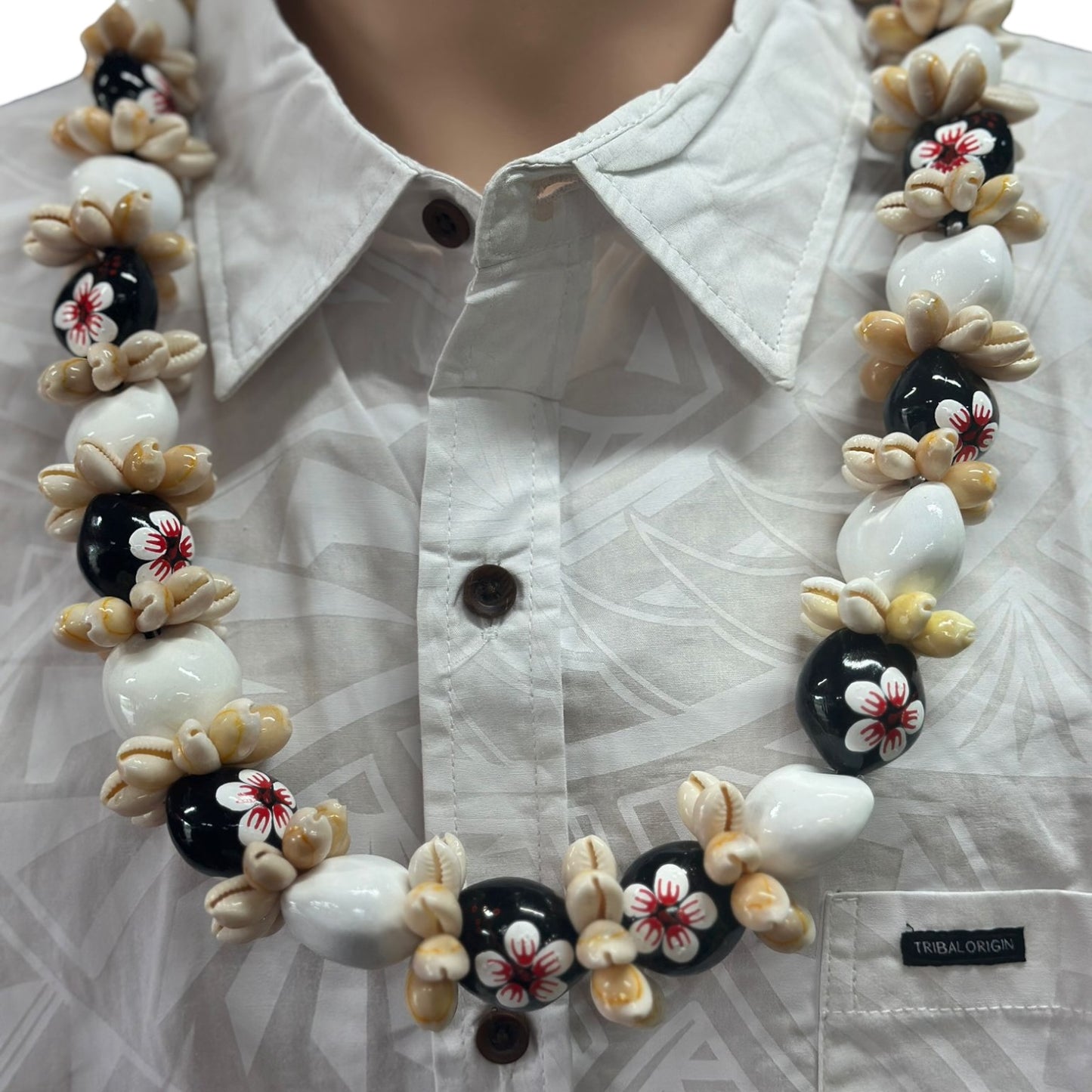 Kukui Nut with Cowrie Rosettes Shell Lei/Ula